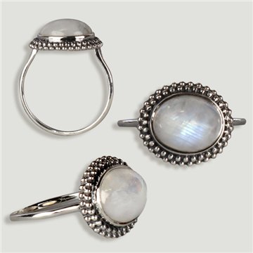 Silver cabochon ring. Moonstone.