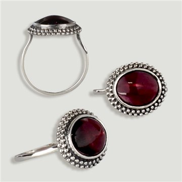 Silver cabochon ring. Garnet.