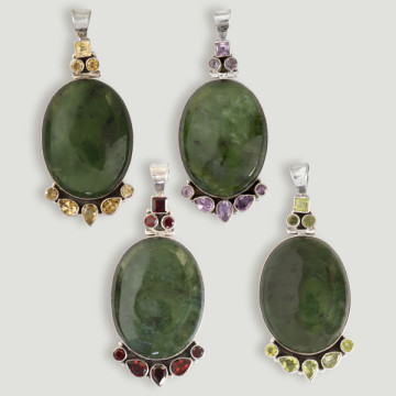 Pendentif en argent. Jade néphrite avec pierres précieuses. À partir de 25,3 gr. (PRIX PAR GRAMME)