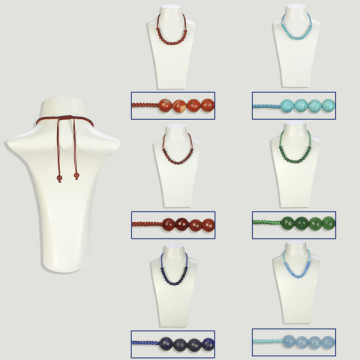 Colar em macramé com contas facetadas. Minerais variados