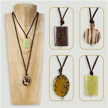 MINÉRAUX ASSORTIS. Pendentif formes assorties avec long cordon