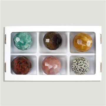 Bola facetada. Minerais sortidos. Aprox. 186 g