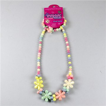 Ensemble collier/bracelet en plastique. Fleurs. Styles assortis