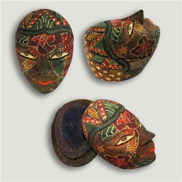Boîte en bois. Modèle de masque africain. 10 x 11 cm