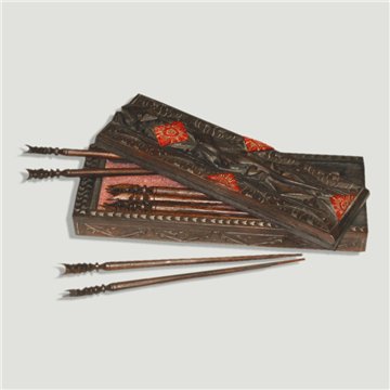 Caja tallada madera. Set palillos Asia