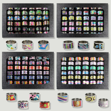 Bague large en acier argenté. Couleurs et modèles assortis.