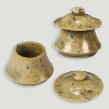Caixa em pedra-sabão com tampa. 8cm