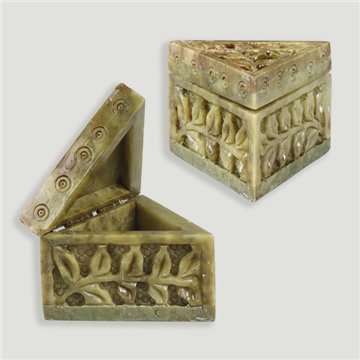Carved soapstone box with lid. 8cm