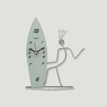 Reloj metal Tabla surf vertical con hombre y base 6x20x23cm
