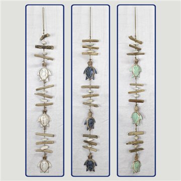 Mobile en bois 3 tortues avec trompes. Couleurs assorties. 100cm