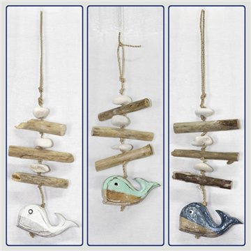Mobile baleine en bois avec troncs. Couleurs assorties. 40cm