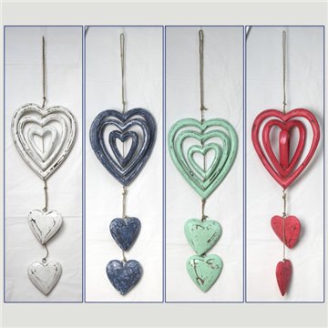 Móvil madera triple corazón con 2 corazones colgantes. 50cm. Colores surtidos