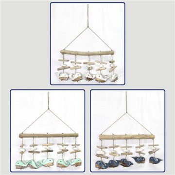 Móbile horizontal de madeira 5 baleias com trombas. Cores sortidas. 35x50cm