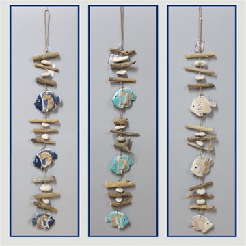 Mobile en bois et coffres 3 poissons. Couleurs assorties. 80-90cm.