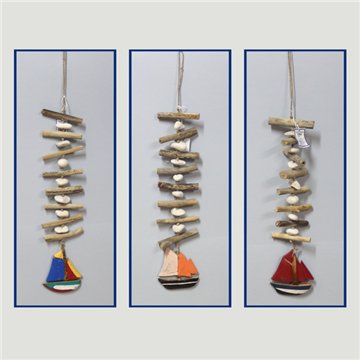Mobile en bois 1 barque et bûches. Couleurs assorties. 60cm.