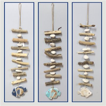 Mobile en bois 1 poisson et bûches. Couleurs assorties. 50-60cm.