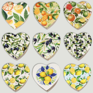 Mango wood heart-shaped box. Mediterranean style design. 11x11x5cm