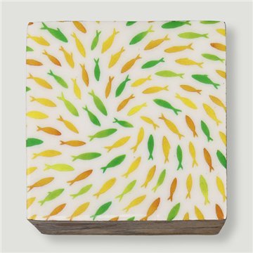 Boîte carrée en bois de manguier. Motif poissons et tortues. 10 x 10 x 5 cm