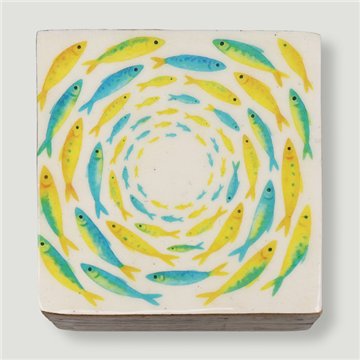 Boîte carrée en bois de manguier. Motif poissons et tortues. 10 x 10 x 5 cm