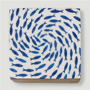 Boîte carrée en bois de manguier. Motif poissons et tortues. 10 x 10 x 5 cm