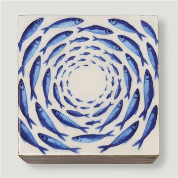 Boîte carrée en bois de manguier. Motif poissons et tortues. 10 x 10 x 5 cm