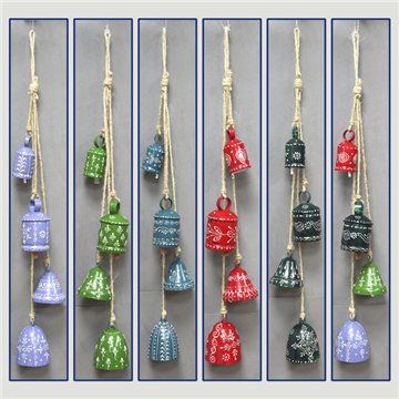 Móbile com 5 sinos de metal. 7-8x60 cm. Cores sortidas