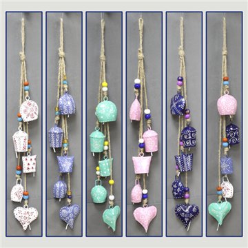 Móbile com 5 sinos de metal. 6-7x56 cm. Cores sortidas