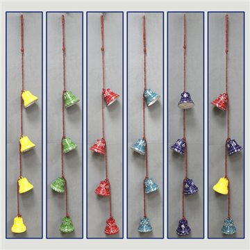 Móbile com 4 sinos de metal. 6x6x85 cm. Cores sortidas