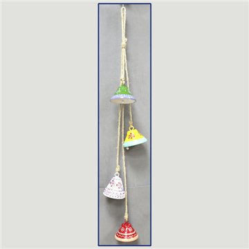 Móbile com 4 sinos de metal. 6-7x62 cm. Cores sortidas
