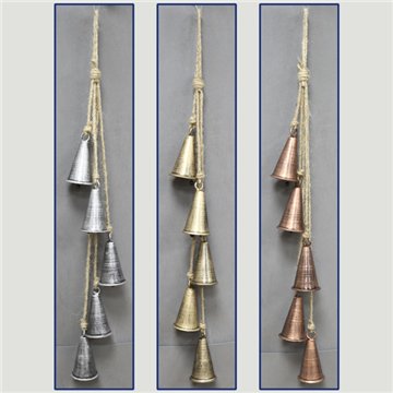 Móbile com 5 sinos de metal. 7x4x50 cm. Cobre, prateado, dourado