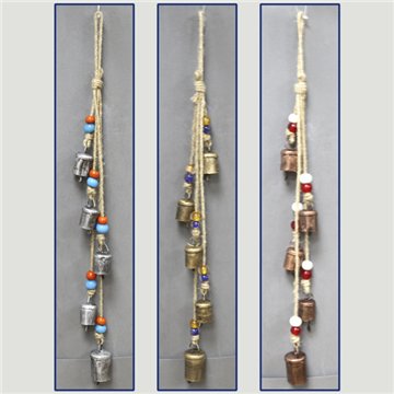 Móbile com 5 sinos de metal. 3-4x59 cm. Cobre, prateado, dourado