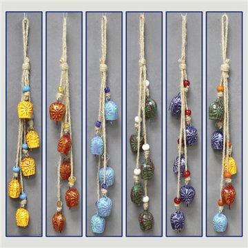 Móbile com 5 sinos de metal. 3x4x42 cm. Cores sortidas