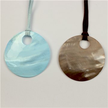 Pendentif Nacre avec cordon. 18. Modèle Rond trou supérieur. Assortis