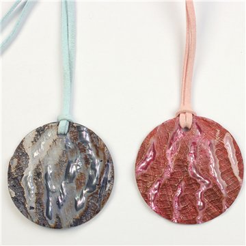 Pingente Madrepérola Rugosa com cordão. 23. Modelo Redondo. Sortidos