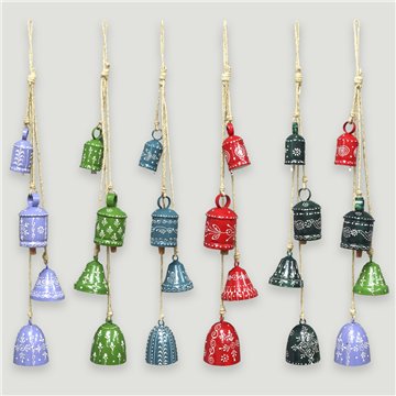 mobile avec 5 cloches en métal. 7-8x60 cm. Couleurs assorties