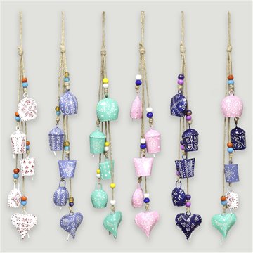 mobile avec 5 cloches en métal. 6-7x56 cm. Couleurs assorties