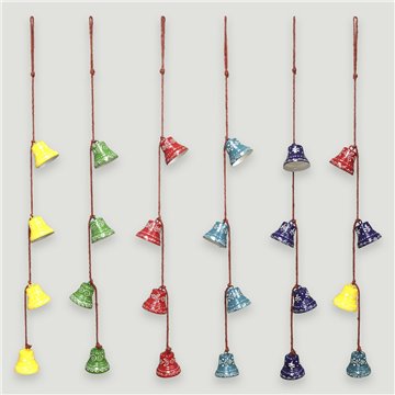 mobile avec 4 cloches en métal. 6x6x85 cm. Couleurs assorties
