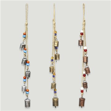 Móbile com 5 sinos de metal. 3-4x59 cm. Cobre, prateado, dourado