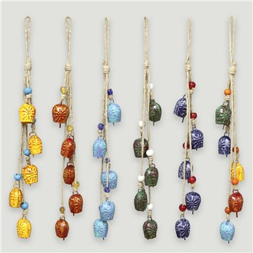 mobile avec 5 cloches en métal. 3x4x42 cm. Couleurs assorties