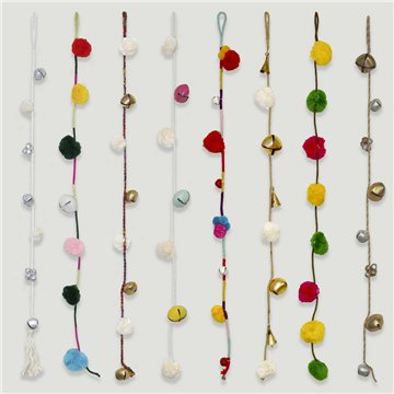 Móvil India cuerda, pompón y campanas. Modelos surtidos. 80cm