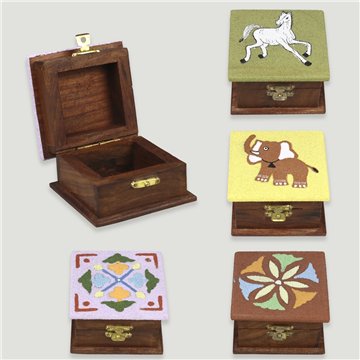 Caixa madeira areia pintada. Modelos sortidos. 8x8cm
