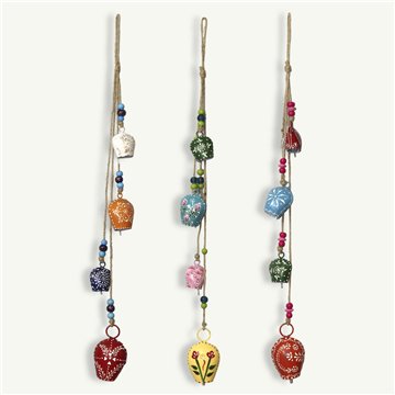 Móvil tira con 4 campanas metal 85cm. Colores surtidos