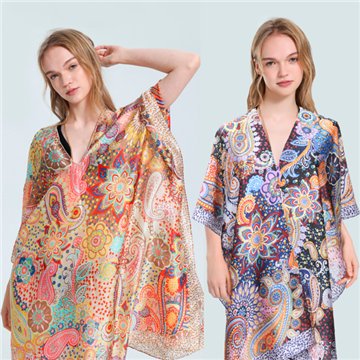 Poncho 100% Polyester, acabado sedoso. Cuello en forma de V.  Talla  única - 2 colores