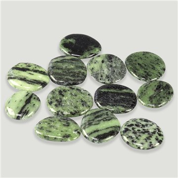 Rodado plano pulido. Zoisita. 3-4cm aprox.