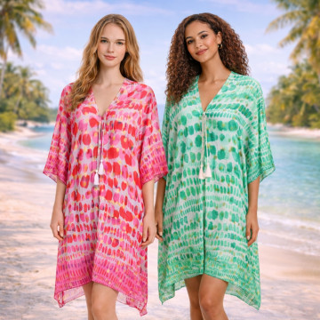 Poncho 100% poliéster, com decorações douradas. Aberto com cordão com acabamento em pom pom Tamanho único - 2 cores