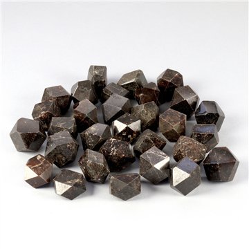 Rodado. Granate cristalizado. 3-4cm aprox.