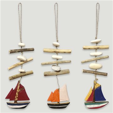 Mobile en bois 1 barque et bûches. Couleurs assorties. 30-40 cm