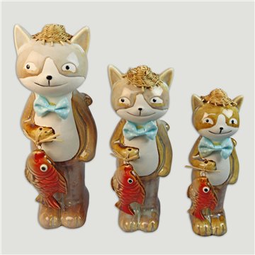 Set 3 chats avec poisson en céramique. 5x16,5cm / 6x19,5cm / 7x23cm.
