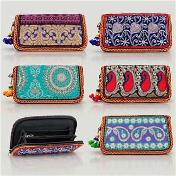 Embroidered wallet with pumpum. Assorted. 24.5x13cm.