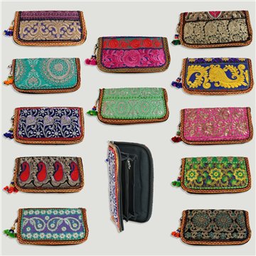 Embroidered wallet with pumpum. Assorted. 24.5x13cm.